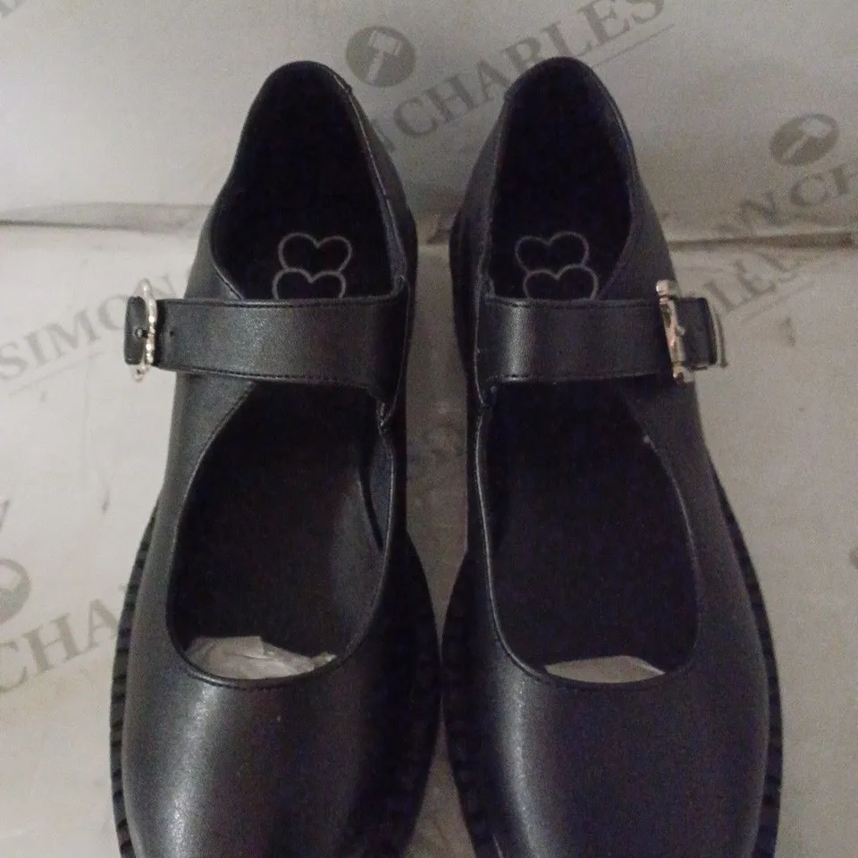 PAIR OF WOMEN'S MARY JANES SIZE 6