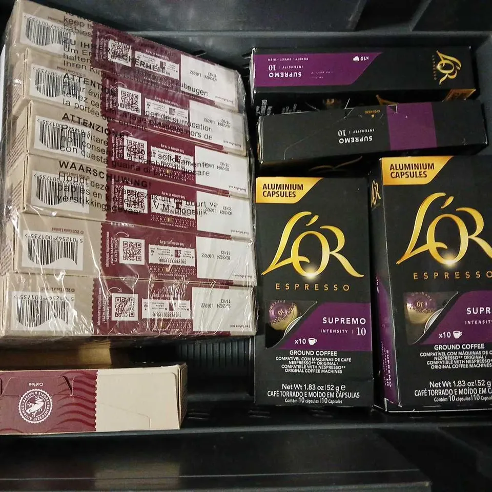 APPROXIMATELY 18 ASSSORTED COFFEE PRODUCTS TO INCLUDE LOR ESPRESSO GROUND COFFEE PODS, DGC SINGLE ORIGIN COLOMBIA MEDIUM WHOLEBEANS (1kg), COSTA COFFEE SIGNATURE BLEND CAPSULES, ETC