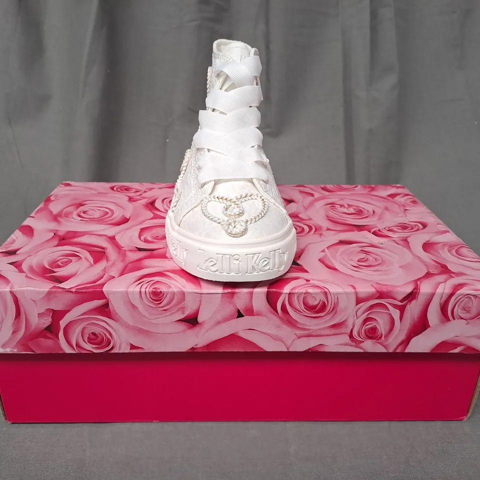 BOXED PAIR OF LELLI KELLY SHOES IN WHITE EU SIZE 29