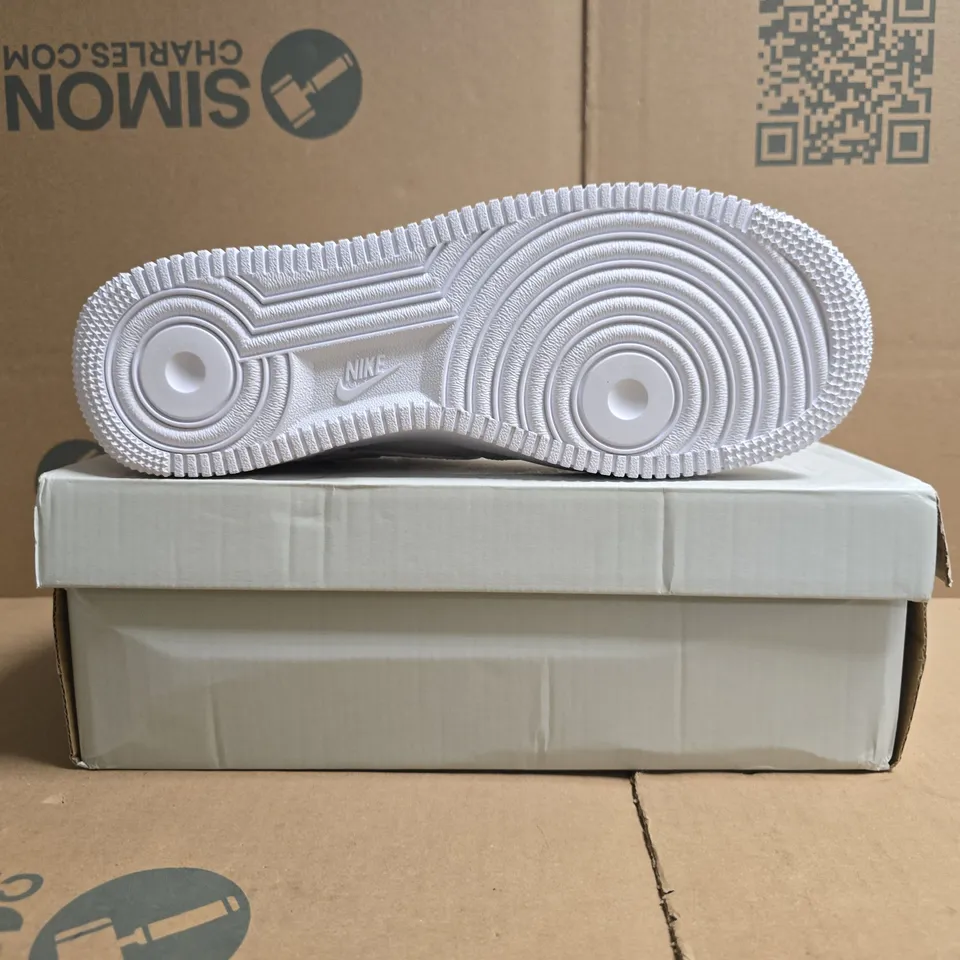 BOXED PAIR OF NIKE AIR FORCE 1 '07 SHOES IN WHITE SIZE UK 9