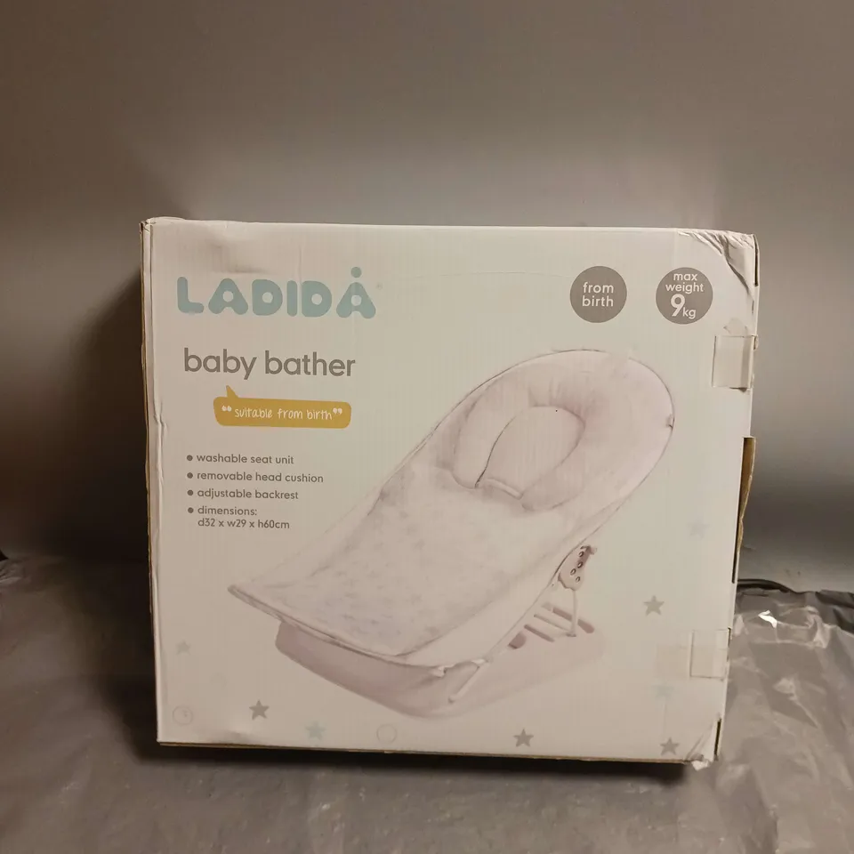 LOT OF 2 ASSORTED HOUSEHOLD ITEMS TO INCLUDE LADIDA BABY BATHER AND MOBILE SMALL DUCK TOILET DRAWER POTTY