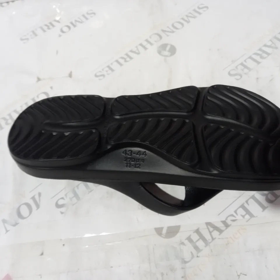 BLACK PLASTIC SLIPPER SIZE 43-44