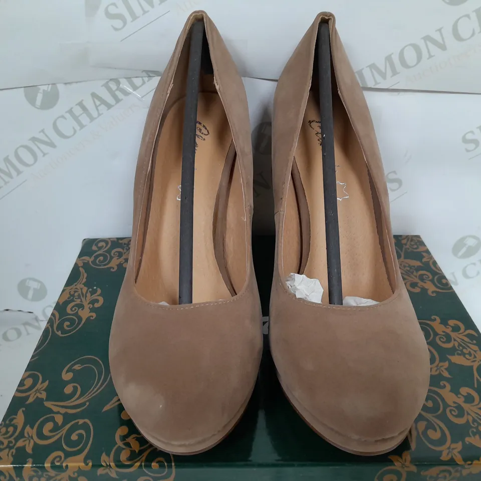 CLARAS CLOSED TOE THIN BLOCK HEELS IN CAMEL - SIZE 39