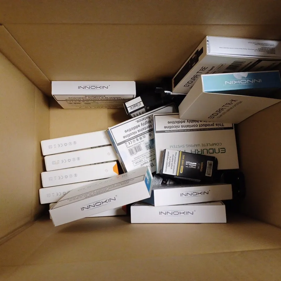 APPROXIMATELY 20 VAPES & E-CIGARETTES TO INCLUDE GEEKVAPE, INNOKIN ENDURA T18-X, VOOPOO DRAG S, ETC