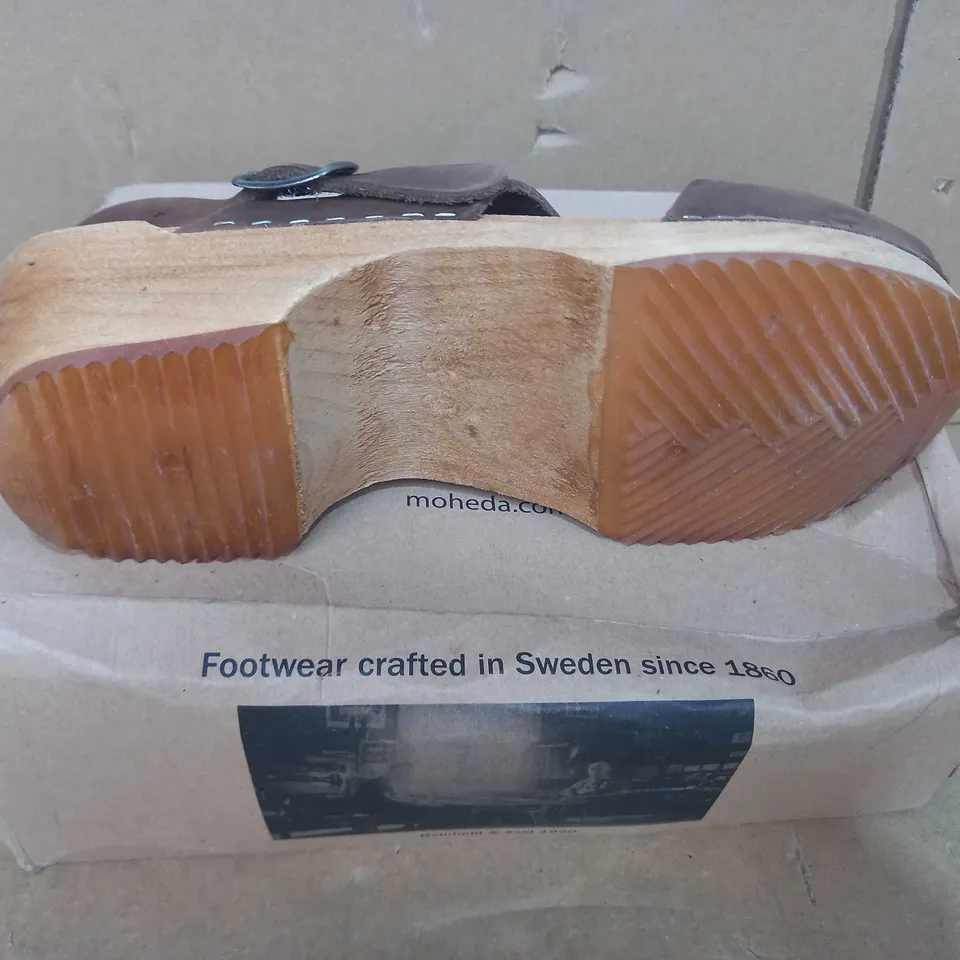 BOXED PAIR OF MOHEDA WOOD EFFECT SANDALS WITH FAUX LEATHER STRAPS EU SIZE 38