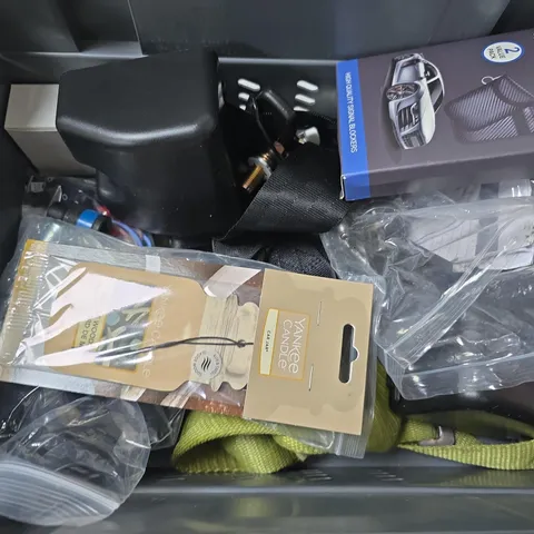 APPROXIMATELY 12 ASSORTED VEHICLE PARTS & ACCESSORIES TO INCLUDE HONOR CAR KEY SIGNAL BLOCKER, CAR AIR FRESHENER, SEATBELT, ETC