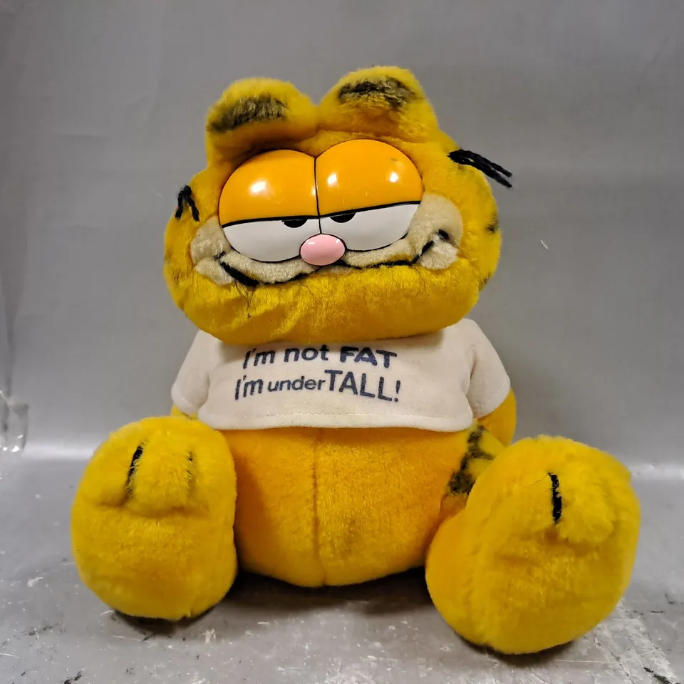 COLLECTIBLE VINTAGE GARFIELD PLUSH TOY - I'M NOT FAT I'M UNDER TALL T-SHIRT