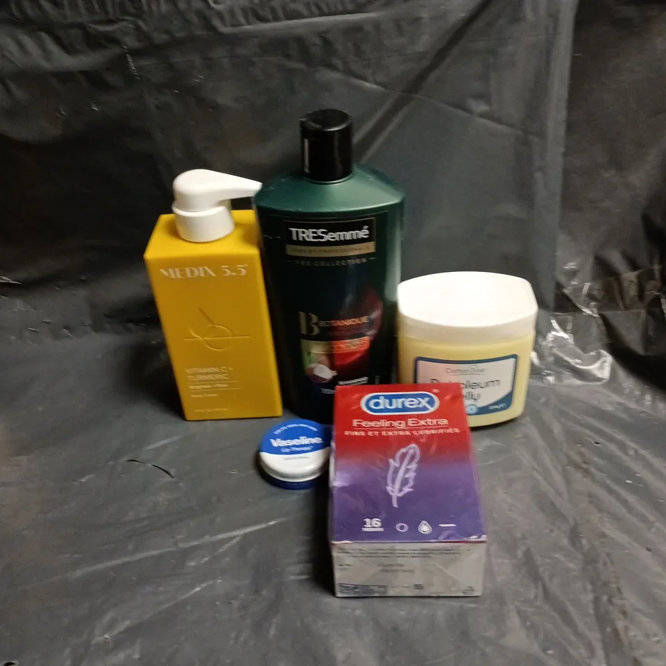 APPROXIMATELY 15 ASSORTED ITEMS OF COSMETICS INCLUDING PETROLEUM JELLY, TRESEMME BOTANIQUE SHAMPOO, VASELINE ORIGINAL AND MEDIX 5.5 BODY CREAM