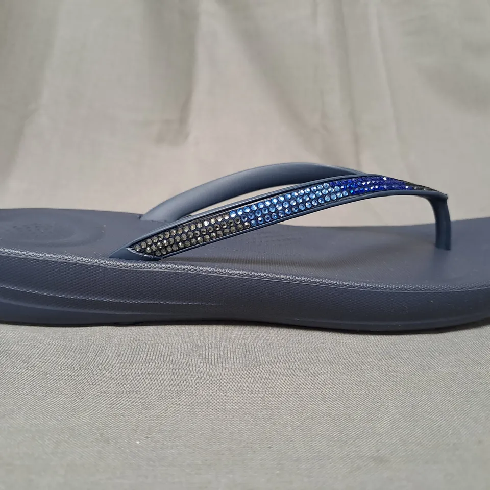 BOXED PAIR OF FITFLOP IQUSHION OMBRE SPARKLE FLIP-FLOPS IN NAVY UK SIZE 5
