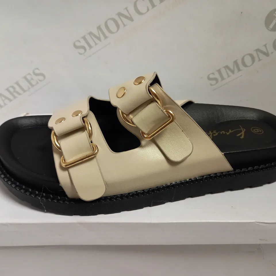 BOXED DOUBLE BUCKLE CHUNKY SLIDER - SIZE 6