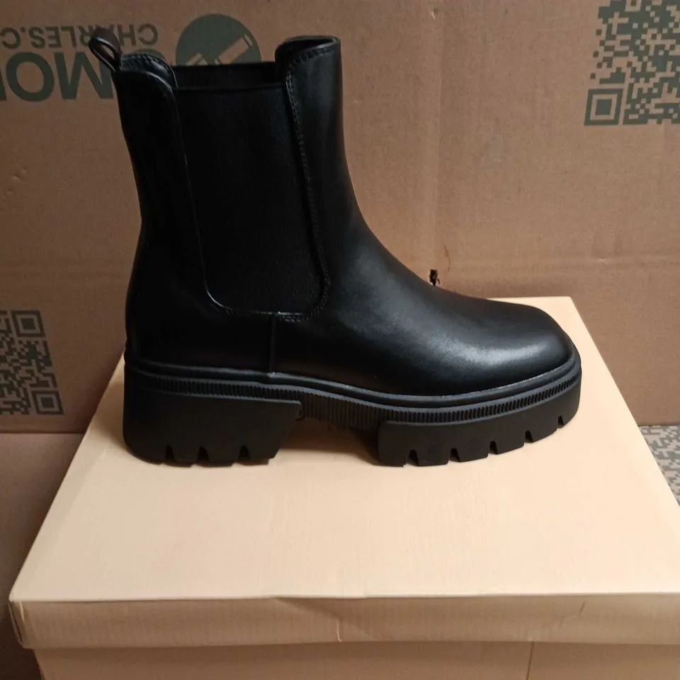 BOXED PAIR OF SIMMI AUSTIN-17 JUDD BLACK CHUNKY CHELSEA BOOTS – UK 6 