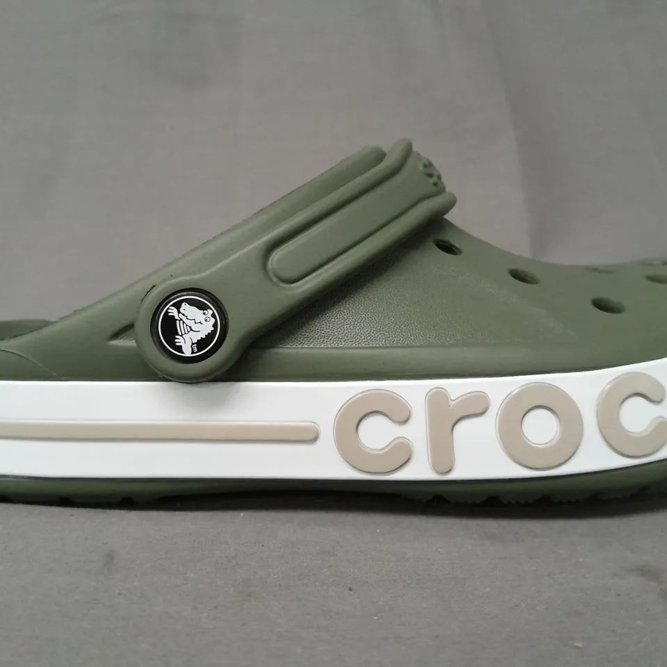 PAIR OF CROCS BAYABAND CLOGS IN GREEN UK SIZE M5/W6