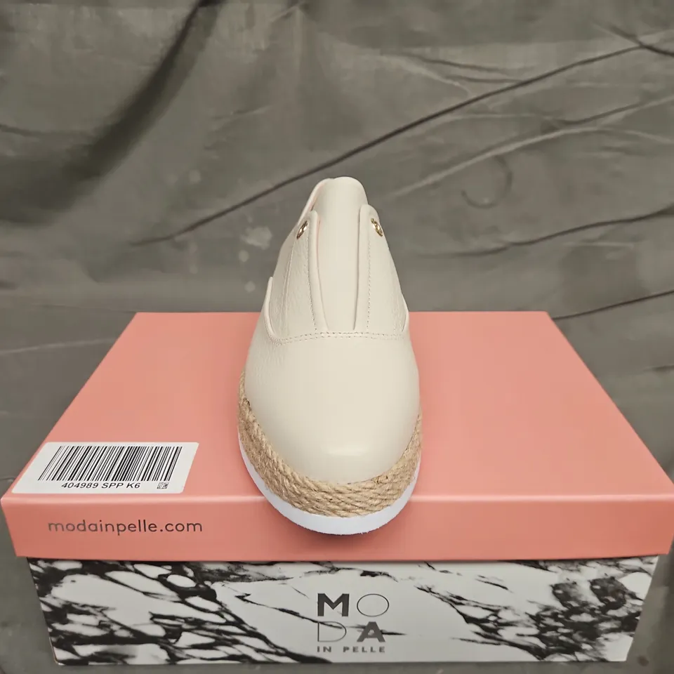 BOXED PAIR OF MODA IN PELLE SLIP ON LOAFERS - UK SIZE 39