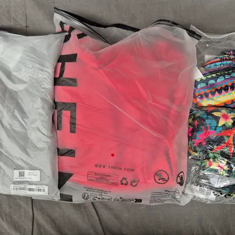 BOX OF APPROXIMATELY 18 ASSORTED CLOTHING AND FASHION ITEMS IN VARIOUS STYLES, SIZES, AND COLOURS - COLLECTION ONLY
