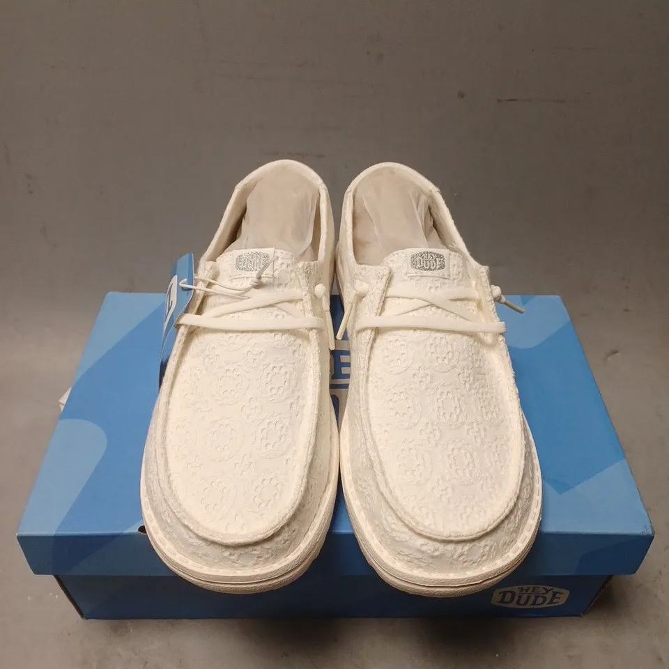 BOXED PAIR OF HEY DUDE WENDY EYELET LACE SHOES - UK SIZE 5