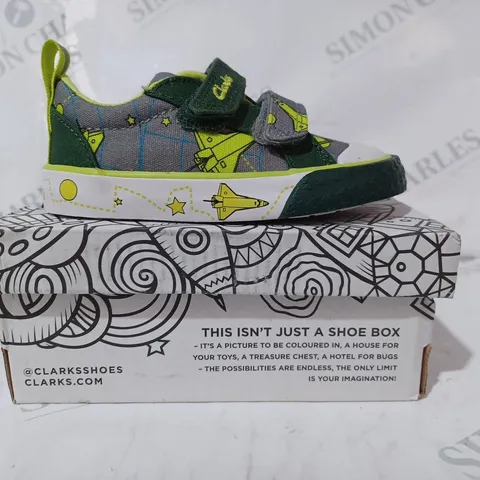 BOXED PAIR OF CLARKS FOXING LO T INFANT SHOES IN GREY/GREEN UK SIZE 5