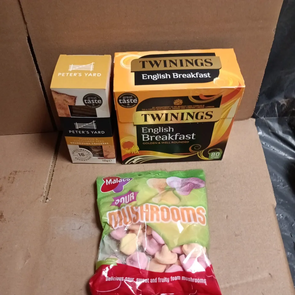 APPROXIMATELY 12 ASSORTED FOOD AND DRINKS ITEMS TO INCLUDE - TWININGS ENGLISH BREAKFAST TEA BAGS, PETERS YARD SOURDOUGH CRACKERS, SOUR MUSHROOM SHAPED CHEWY SWEETS ETC 