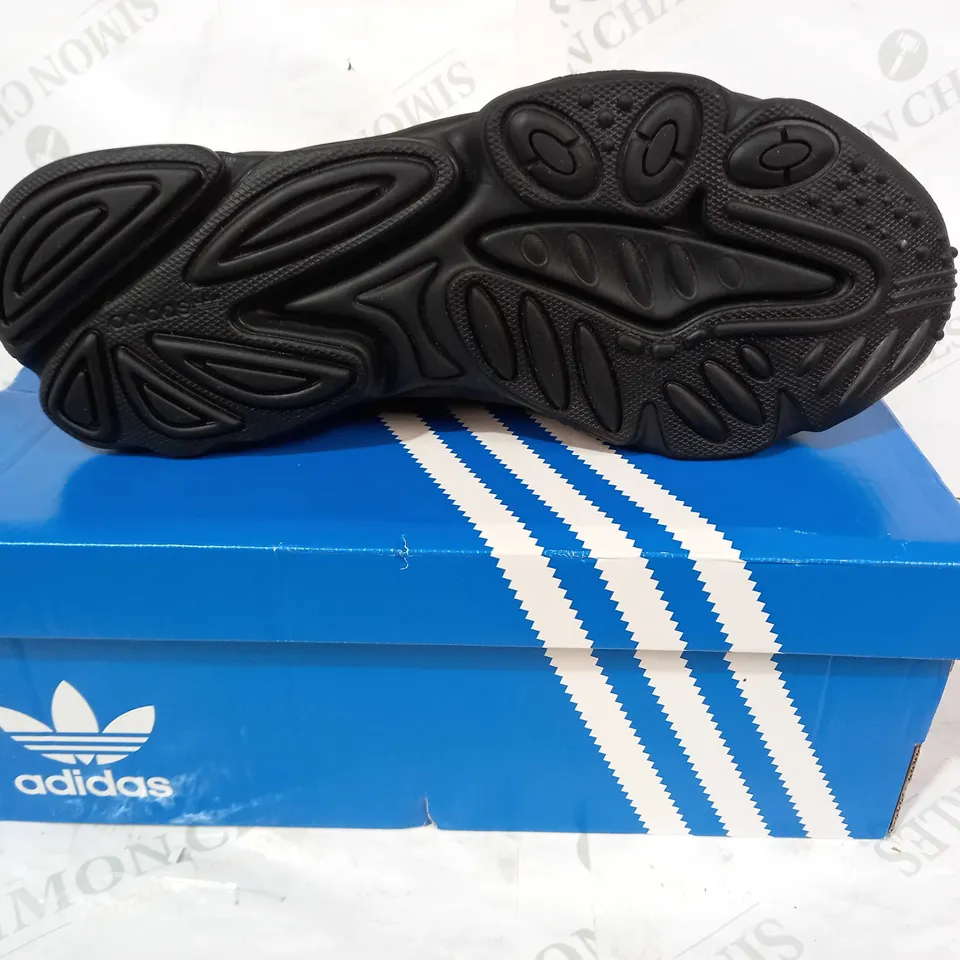 BOXED PAIR OF ADIDAS OZWEEGO TRAINERS IN BLACK UK SIZE 11