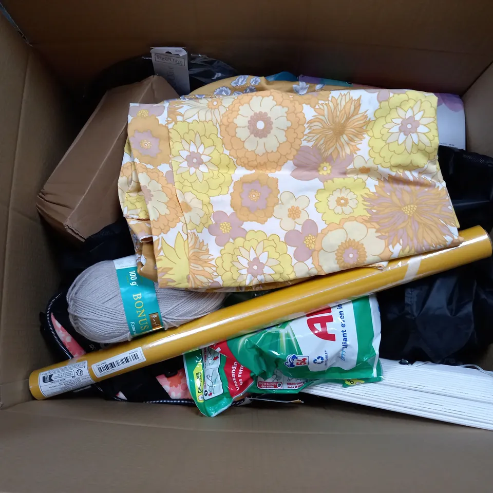 APPROXIMATELY 20 ASSORTED ITEMS TO INCLUDE MARSHMALLOW BACPACK, CLEVERSPA WATER FILTER, ARIEL PODS, ETC