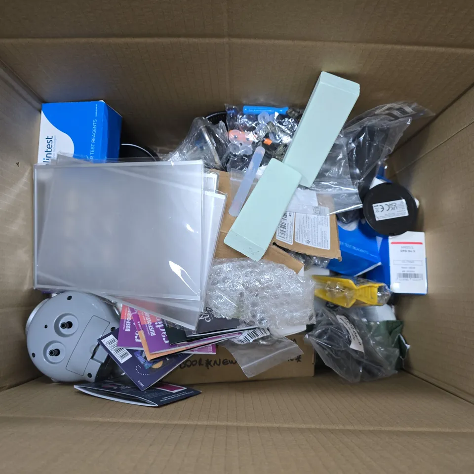 BOX OF APPROXIMATELY 15 ASSORTED HOUSEHOLD ITEMS TO INCLUDE STARRY NIGHT PROJECTOR, RUNNING LIGHTS AND PALINTEST WATER TEST REAGENTS
