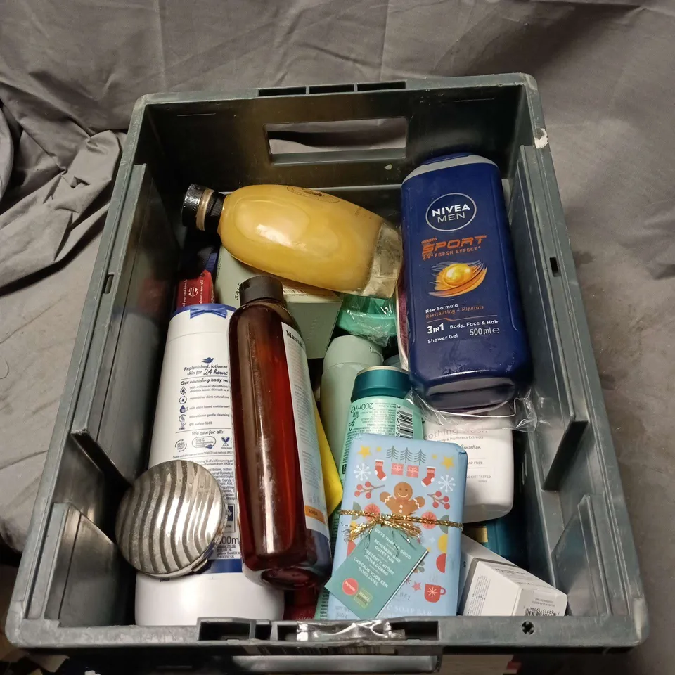 APPROXIMATELY 20 ASSORTED COSMETIC ITEMS TO INCLUDE NIVEA MEN, BULLDOG SHOWER GEL, ROYAL JELLY BATH CREME, SOAP, COMPACT MIRROR ETC