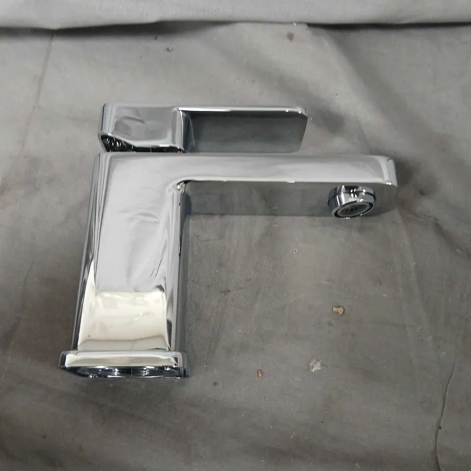 TRE MERCATI ABBEY BASIN MIXER TM9136 – CHROME WITH CLICK-CLACK WASTE