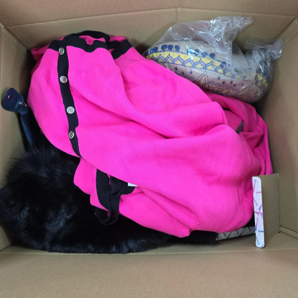 APPROXIMATELY 10 ASSORTED ITEMS TO INCLUDE &MAISI SWEATERS, TEDDYBEAR LED LIGHT, QUILT, ETC - COLLECTION ONLY