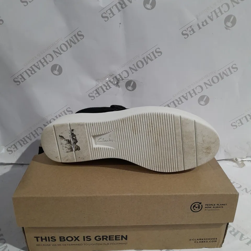 BOXED PAIR OF CLARKS LAYTON TRAINERS BLACK SIZE 6