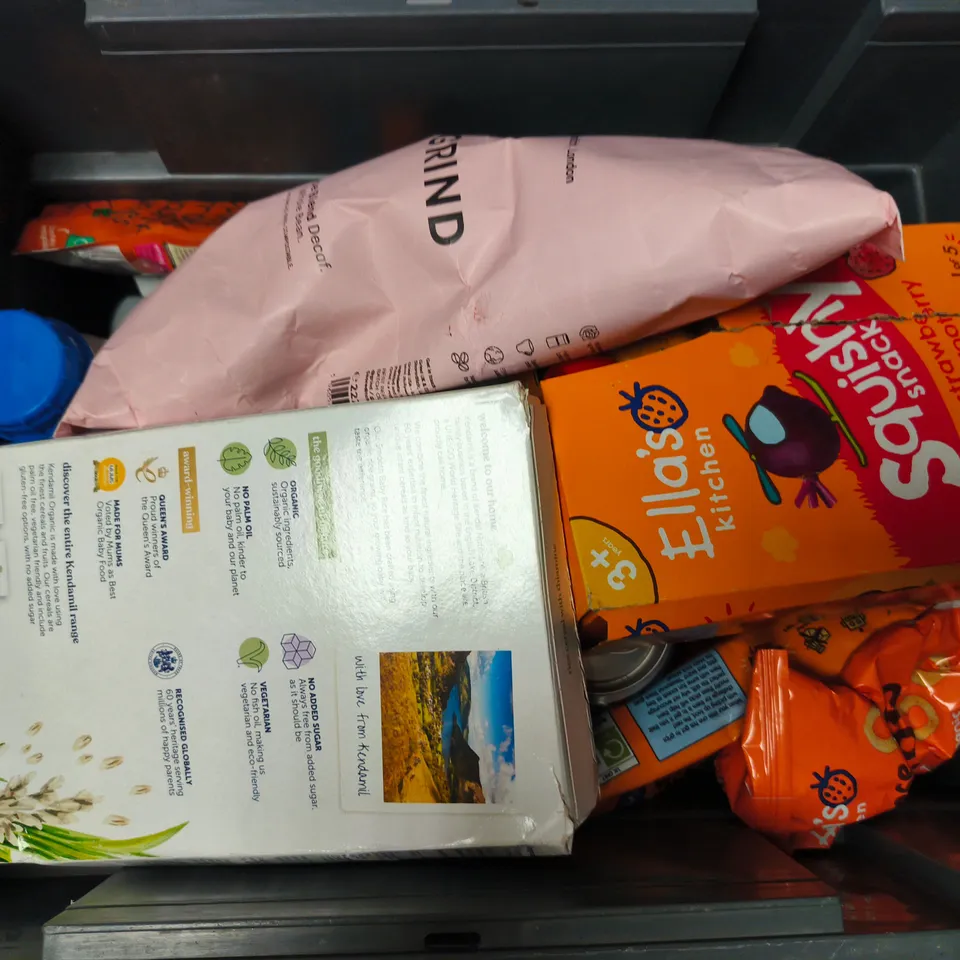 APPROXIMATELY 12 ASSORTED FOOD & DRINK ITEMS TO INCLUDE DIET PEPSI, GRIND COFFEE, ELLAS KITCHEN SQUISHY SNACK, ETC - COLLECTION ONLY