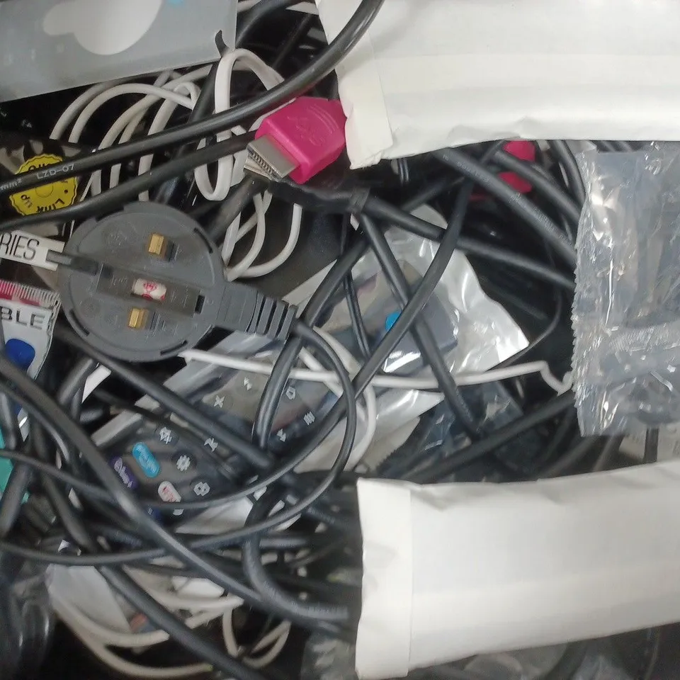 APPROXIMATELY 8 ASSORTED ELECTRICAL ITEMS TO INCLUDE SKY Q BOX, VARIOUS CABLES AND PLUGS, ETC