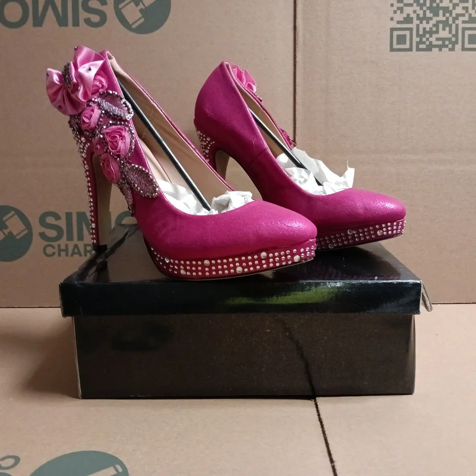 BOXED PAIR OF UNBRANDED CLOSED TOE WEDDING HEELS IN PINK W. FLORAL DETAIL SIZE 3