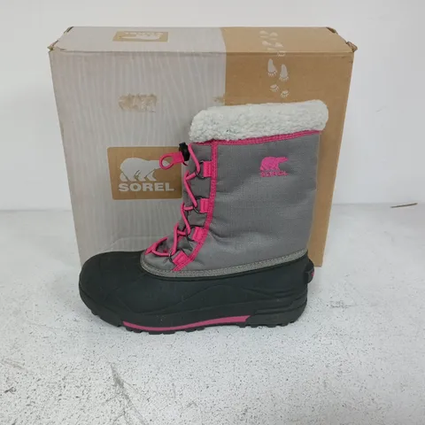 BOXED PAIR OF SOREL YOUTH CUMBERLAND 2 BOOTS IN LIGHT GREY/PINK - UK 5.5