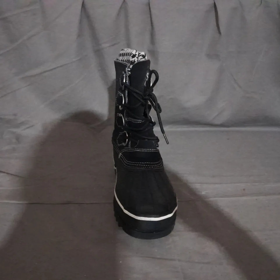 APPROXIMATELY 10 PAIRS OF SNOWY CREEK BLACK WINTER BOOTS IN SIZES 8, 10