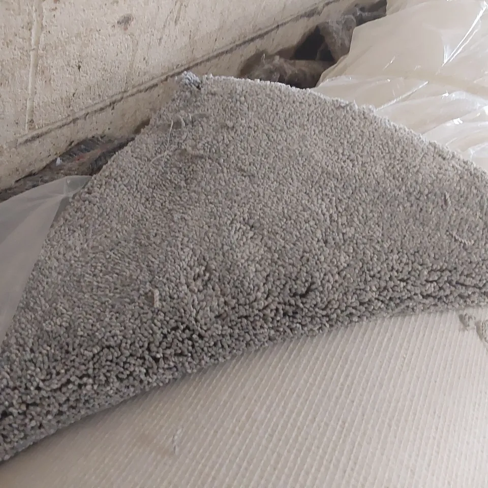 ROLL OF QUALITY ECLIPSE GREY GLIMPSE CARPET - APPROXIMATELY 5.9 x 4m