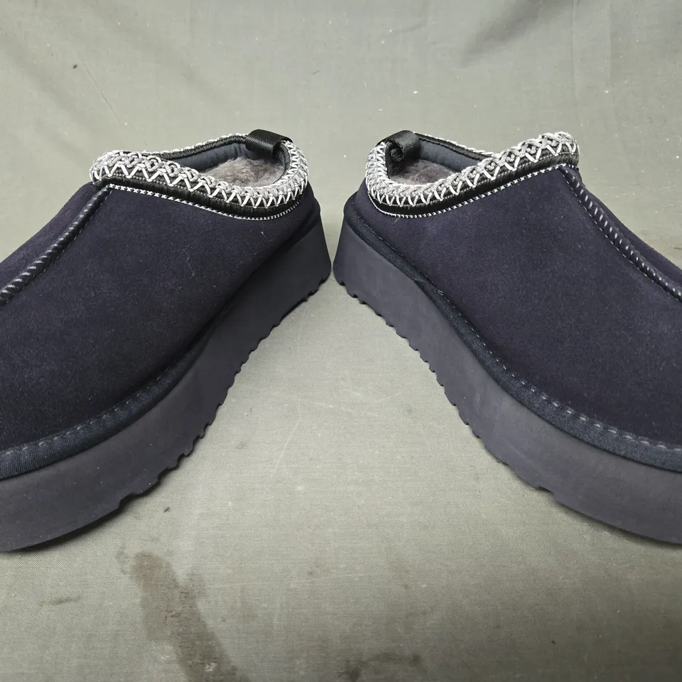 PAIR OF UGG SHOES IN NAVY UK SIZE 5