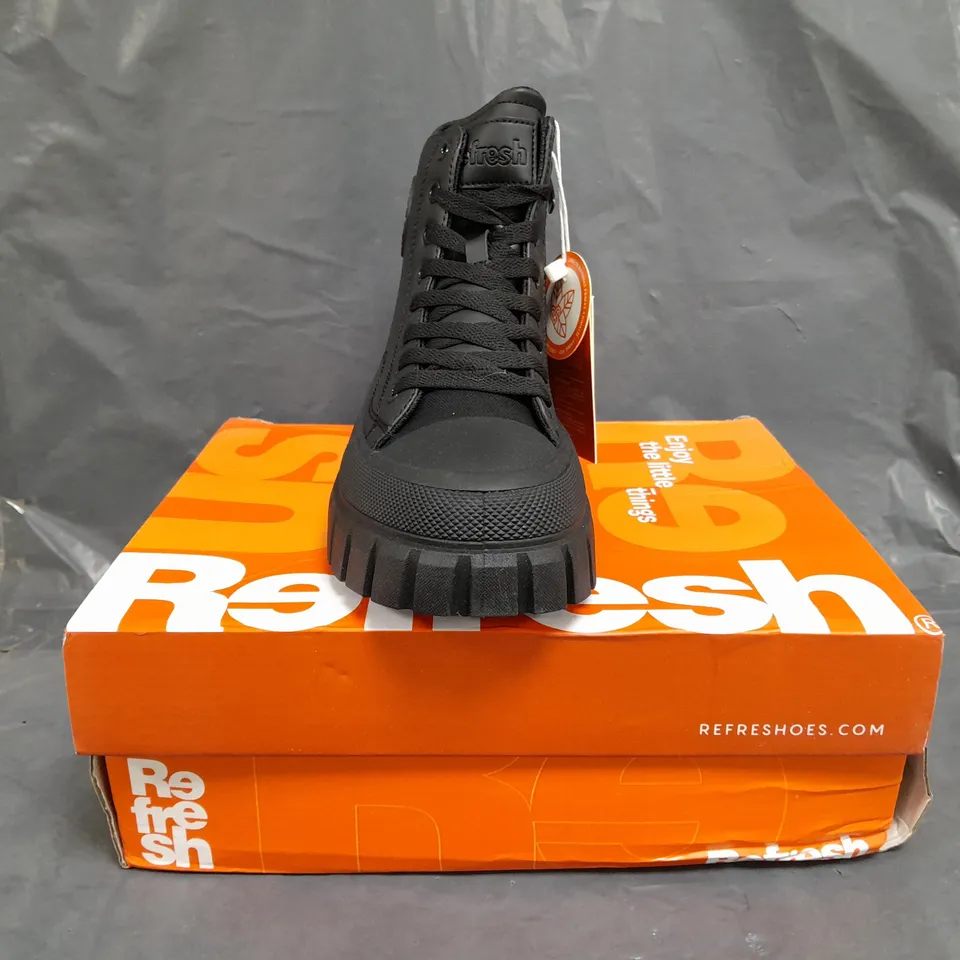 BOXED PAIR OF REFRESH ANKLE BOOTS IN BLACK UK SIZE 6