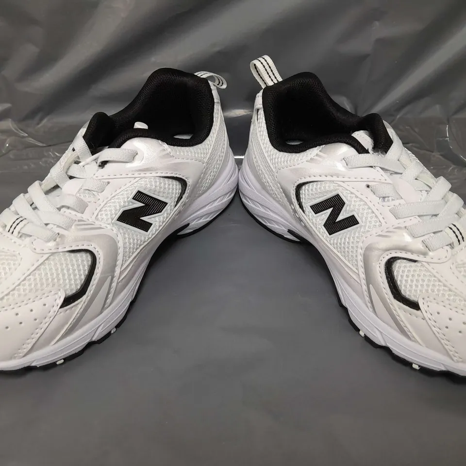 BOXED PAIR OF NEW BALANCE KIDS SHOES IN WHITE/BLACK UK SIZE 13