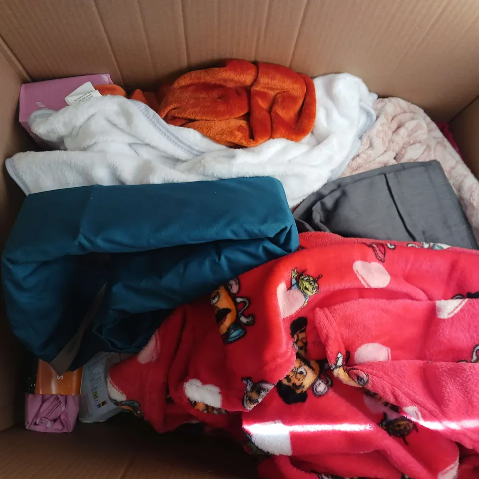 BOX OF APPROXIMATELY 15 ASSORTED BEDDING AND SOFT FURNISHING ITEMS TO INCLUDE - DUVET SET, TOWELS, AND CURTAINS ETC