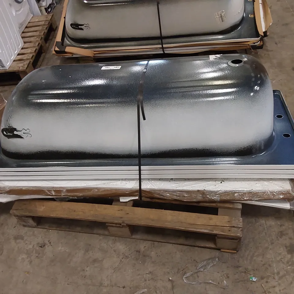 PALLET OF ASSORTED BATHROOM PRODUCTS TO INCLUDE BATHS ETC