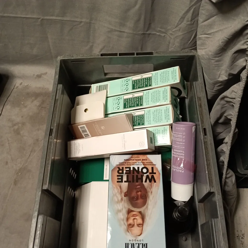 TOTE OF APPROXIMATELY 15 ASSORTED HEALTH AND BEAUTY ITEMS TO INCLUDE: TOTAL BLEACH AND WHITE TONER (BLEACH LONDON)