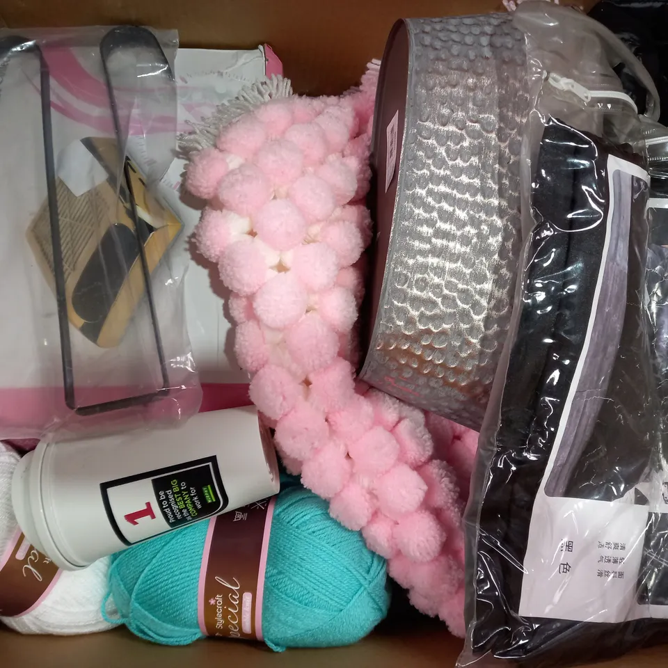 BOX OF APPROXIMATELY 20 ASSORTED HOUSEHOLD ITEMS TO INCLUDE WINTER FOREST COASTERS, UNION JACK FLG BUNTING, ELECTRIC HEATED BLANKET, ETC