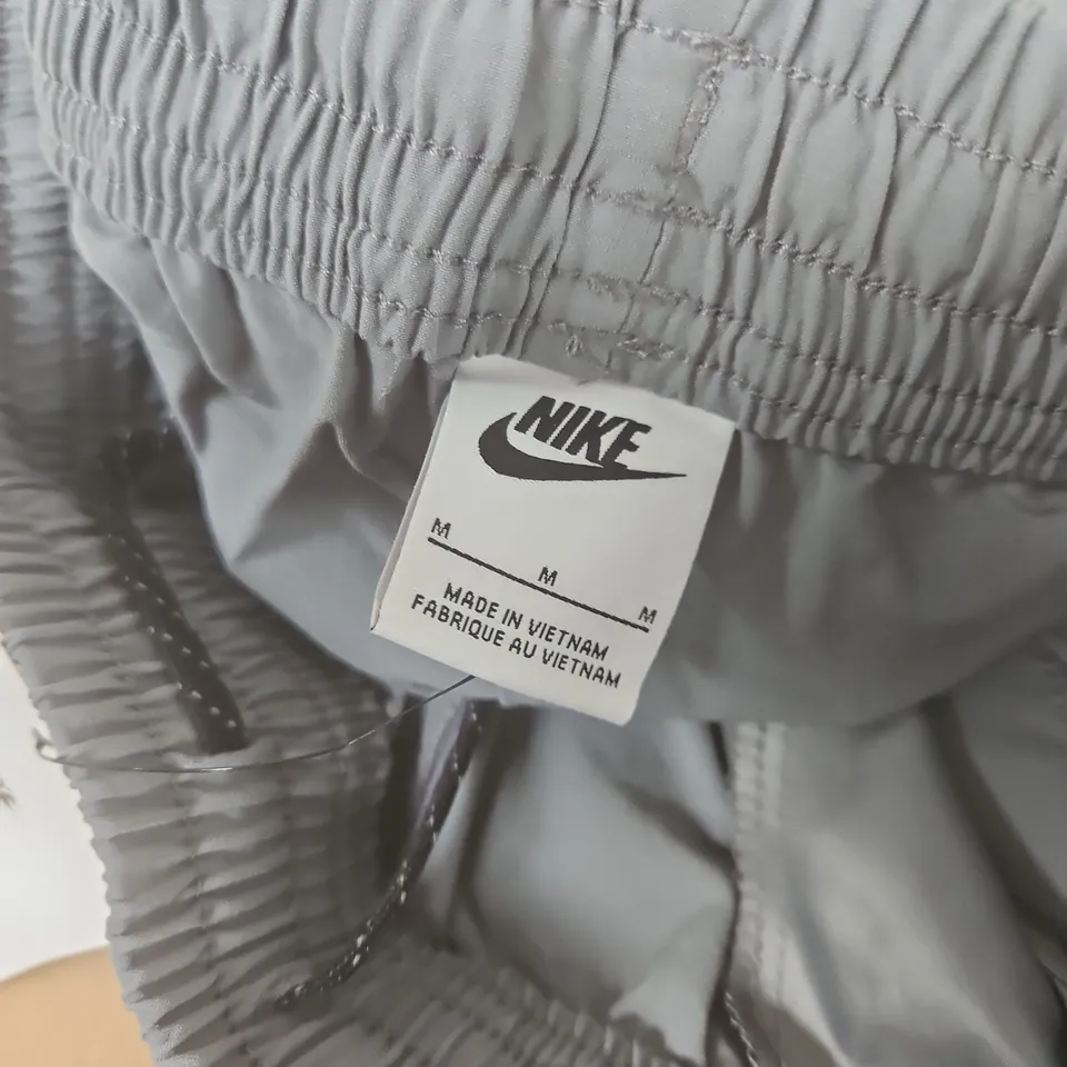 NIKE AIR MAX STANDARD FIT STRAIGHT LEG TRACKSUIT BOTTOMS IN GREY - MEDIUM