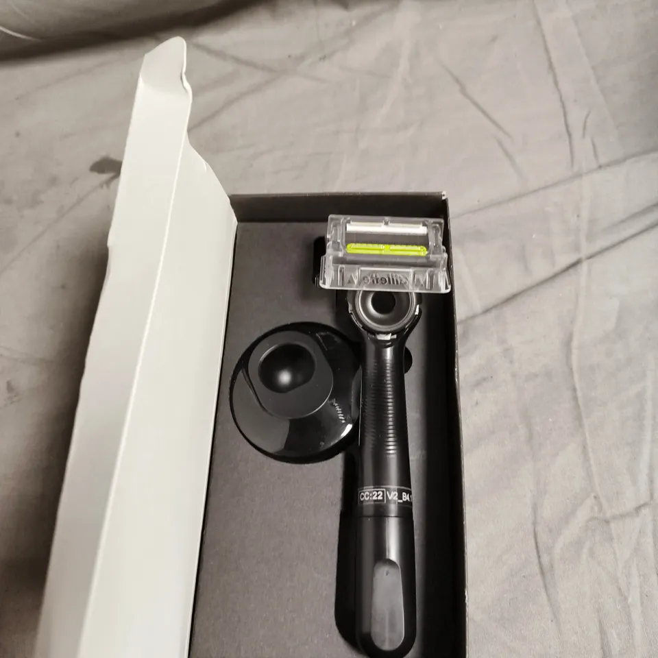 ELECTRIC RAZOR WITH STAND – BOXED 