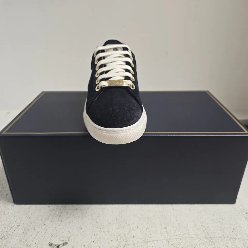 BOXED PAIR OF FAIRFAX & FAVOR LADIES RICHMOND TRAINERS IN NAVY SUEDE SIZE UK 5