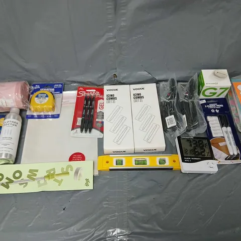 APPROXIMATELY 10 ASSORTED HOUSEHOLD ITEMS TO INCLUDE - ICING COMBS, CAN OPENERS, AND DEXCOMG7 ETC. 