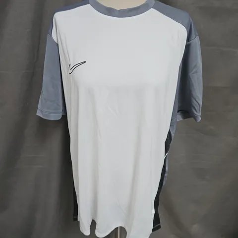NIKE SPORTS TOP IN WHITE/GREY SIZE XXL