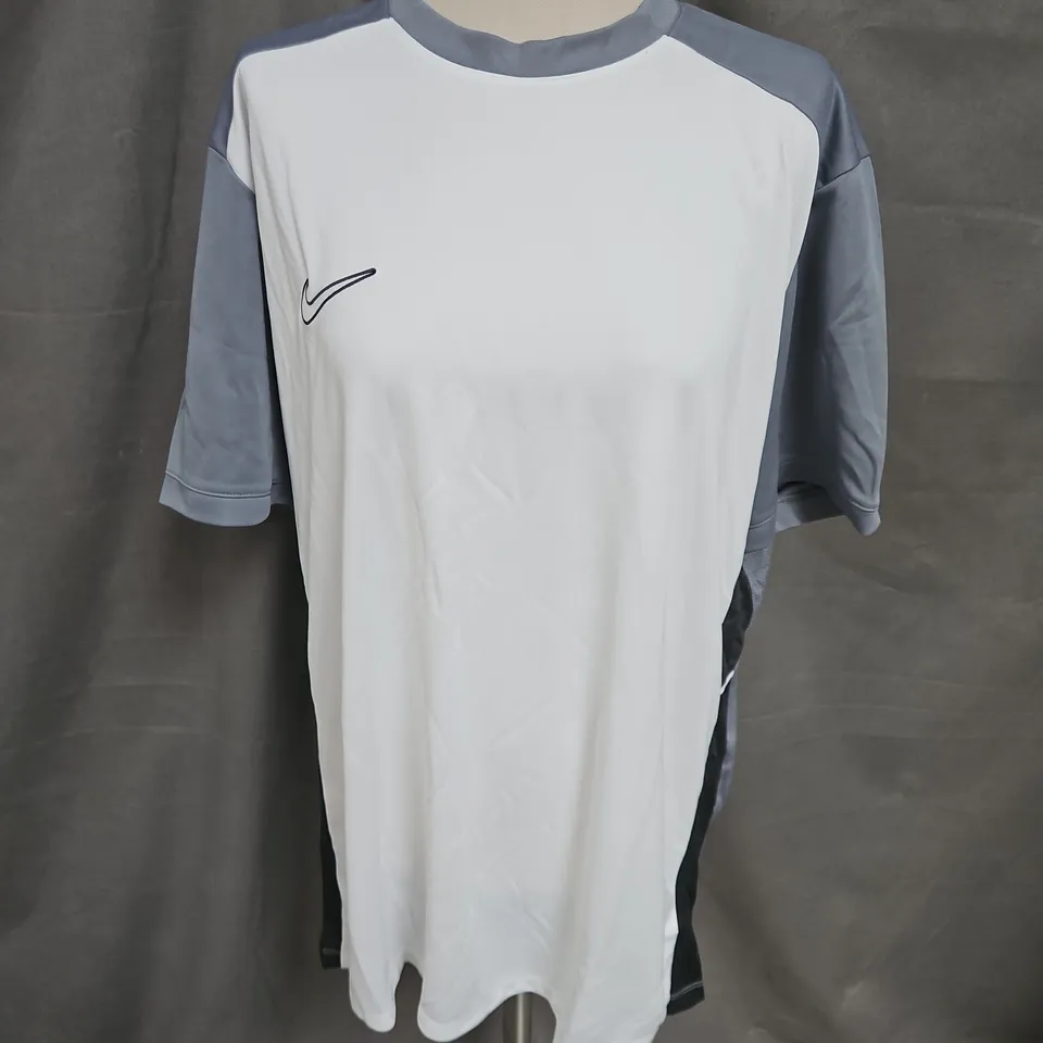 NIKE SPORTS TOP IN WHITE/GREY SIZE XXL
