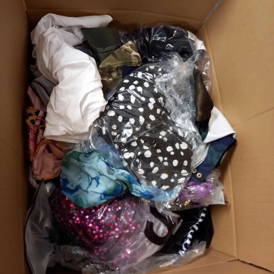 BOX OF APPROX 35 ASSORTED CLOTHING ITEMS TO INCLUDE - DRESSES, T-SHIRTS AND TROUSERS