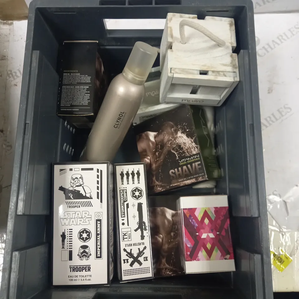 BOX TO CONTAIN APPROXIMATELY 10 MEN'S SPRAYS, SHAVING GELS & BATHROOM PRODUCTS. BRANDS INCLUDE DISNEY, BRONNEY ENGLAND & MARIO