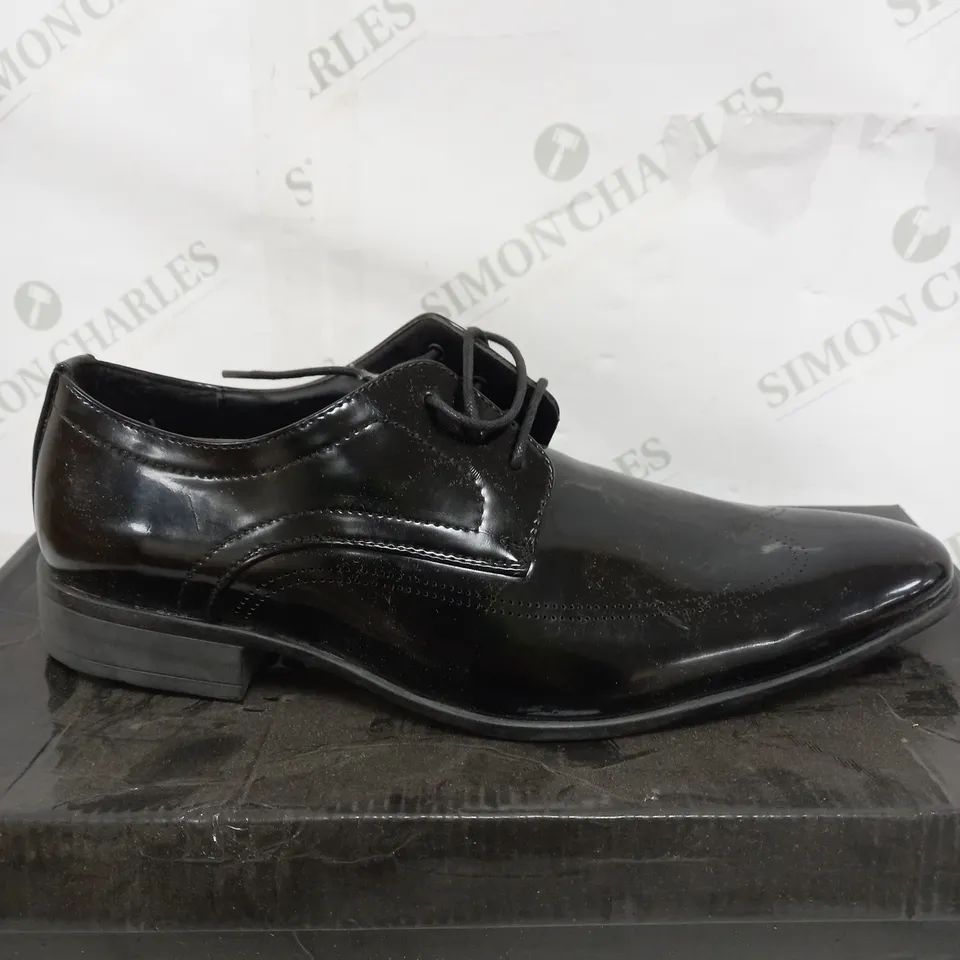 BOX OF APPROXIMATELY 10 PAIRS OF SHOES TO INCLUDE BLACK FORMAL SHOES, HIGH HEELS, LOW BLACK SHOES ETC